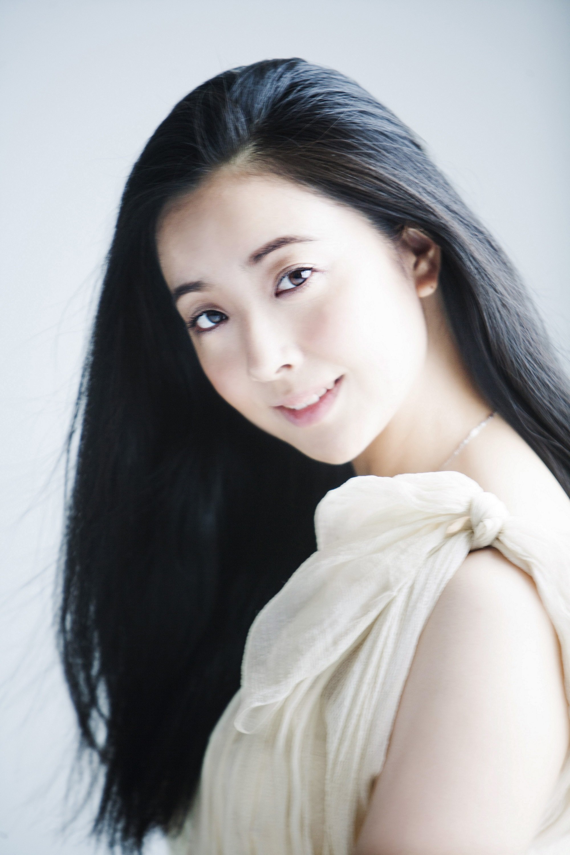 小林沙羅©NIPPON COLUMBIA.jpg